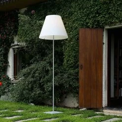 Luceplan Grande Costanza Open Air -Artemide Store 002 Luceplan Grande Costanza Open Air Steh ambient2 106372cf7fd1cd0f08dff7e089c6e2ba