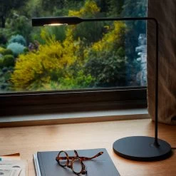 Lumina Flo Desk -Artemide Store 002 Lumina Flos Desk Tisch ambient2 20ee3b10e47ba6c686473cc7ebf8c154