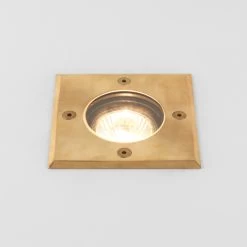 Astro Gramos Square Bodeneinbauleuchte -Artemide Store 006 Astro Gramos Coastal Square Boden total1 96538 messing c2654347bd6386bcdd6bfbee4a77c887