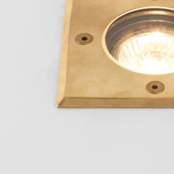 Astro Gramos Square Bodeneinbauleuchte -Artemide Store 007 Astro Gramos Coastal Square Boden detail 96538 messing e2b23b7849afeba2934c61f4e95cfb20