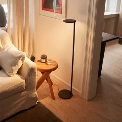 Flos Oblique Floor USB-C -Artemide Store 007 Flos Oblique Floor Steh ambient 109e676f6146d8ebada6a4c560fa57c8