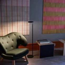 Flos Oblique Floor USB-C -Artemide Store 008 Flos Oblique Floor Steh ambient e6a7116d42161d65f9382e7268786966