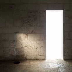 Flos Oblique Floor USB-C -Artemide Store 009 Flos Oblique Floor Steh ambient b106f8c85c100c467c9c9c07f471b0ff