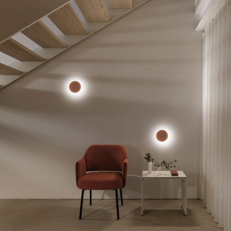 Titelseite -Artemide Store 002 Vibia Dot 4675 Wand ambient 116647 nuss 99ec167364ba133a7cbe18999083cbbc 768x768 1